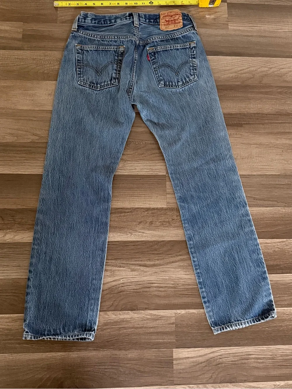 Levi's 501 Men's Straight Jeans in Light Blue Wash - Picture 4 of 12